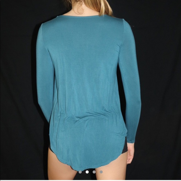 A soft n’ sexy long sleeve top from American Eagle - Picture 2 of 4
